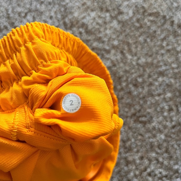 LULULEMON HOTTY HOT 4 INCH SIZE 2 - Picture 5 of 5